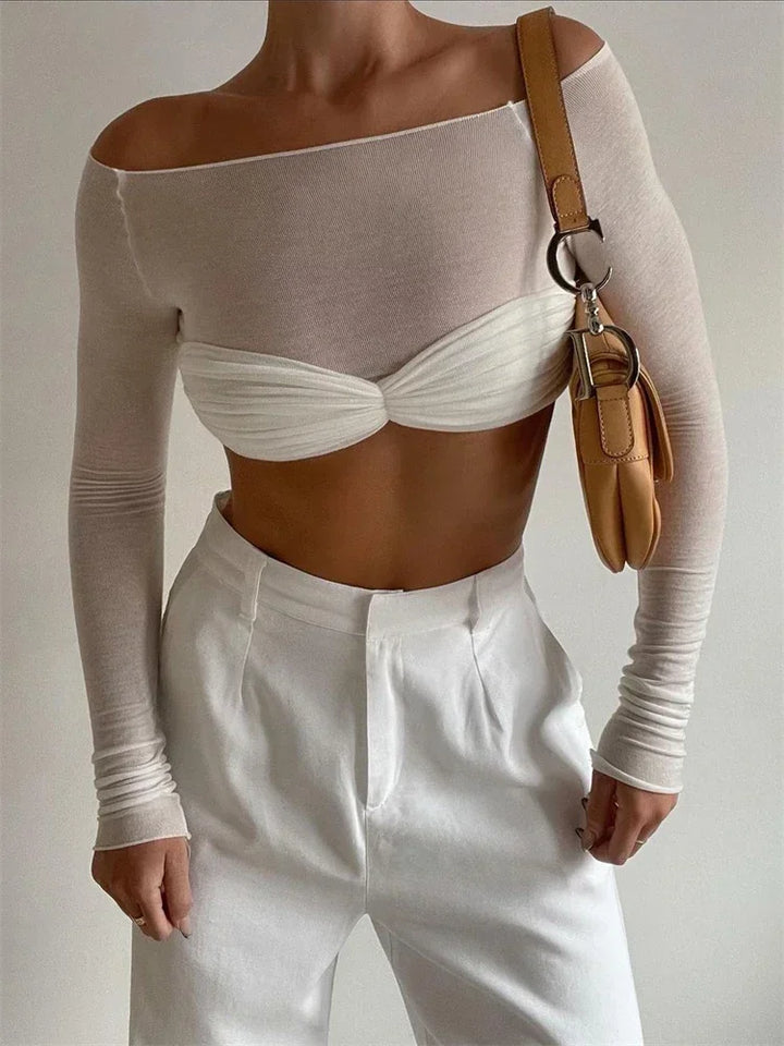 Top femme en maille transparente blanche avec détail torsadé et texture fine. Parfait pour un look décontracté.