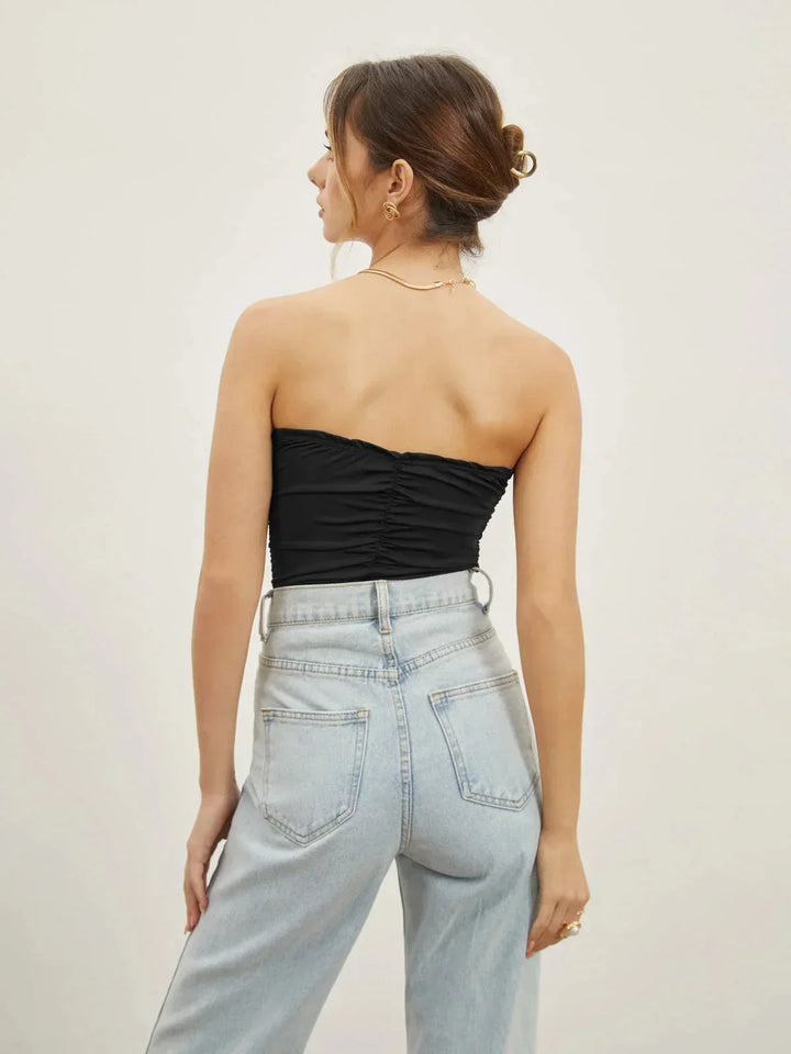 Top femme noir bustier en coton, décolleté en cœur, sans manches, idéal pour un look chic et élégant au quotidien.