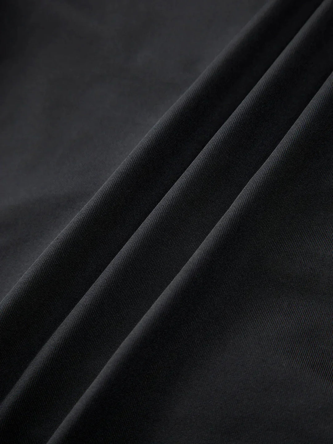 Top femme noir bustier en coton, décolleté en cœur, design ajusté mettant en valeur la silhouette féminine.