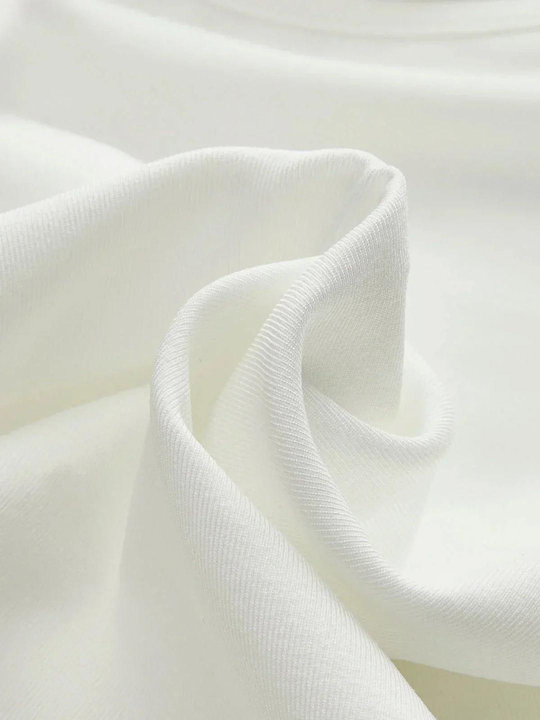 Top femme sans manches en tissu doux, avec un design à fronçages pour un style décontracté et une coupe confortable.