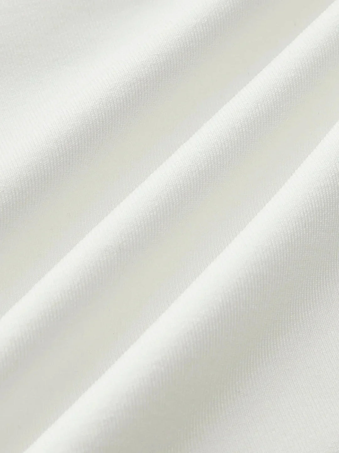 Top femme sans manches en tissu léger, doté de fronçages, idéal pour un look décontracté ou habillé.