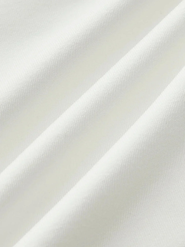 Top femme sans manches en tissu léger, doté de fronçages, idéal pour un look décontracté ou habillé.