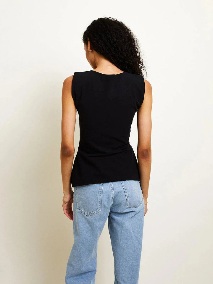 Top femme sans manches en coton léger, avec liens ajustables au dos pour un ajustement personnalisé et un look décontracté.