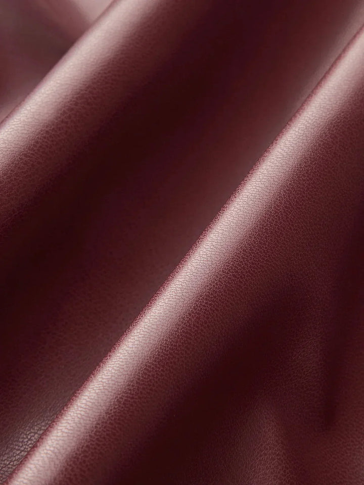 Top sans manches en satin, col froncé, décolleté élégant, idéal pour des occasions décontractées ou habillées.