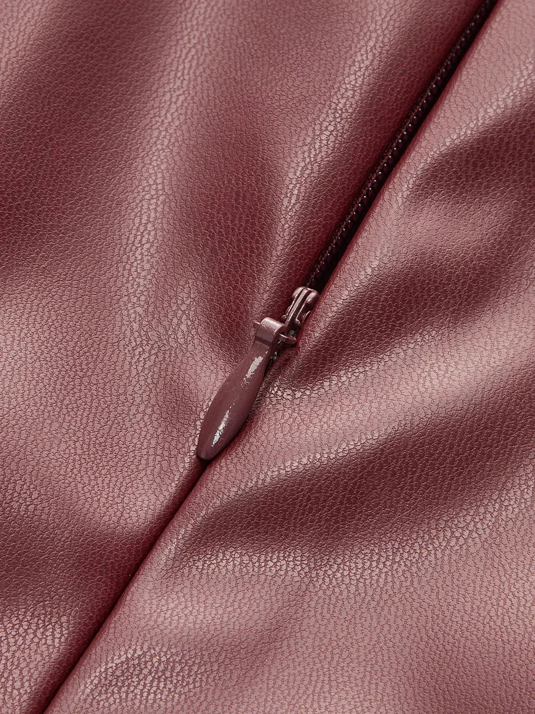Top sans manches en satin, col froncé, design élégant, idéal pour les soirées ou les occasions spéciales.