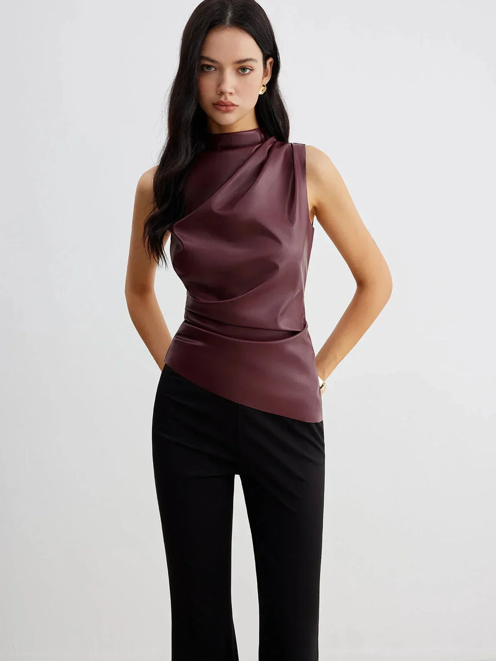 Top sans manches en satin, col froncé et design élégant, parfait pour une tenue estivale décontractée.