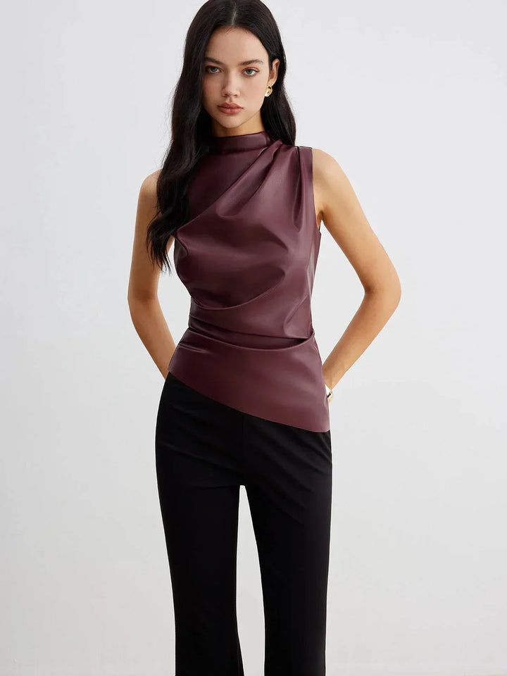 Top sans manches en satin, col froncé et design élégant, parfait pour une tenue estivale décontractée.