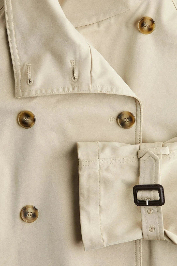 Trench-coat femme noir, col montant, ceinture nouée, design ajustable, en matériau durable et respirant.