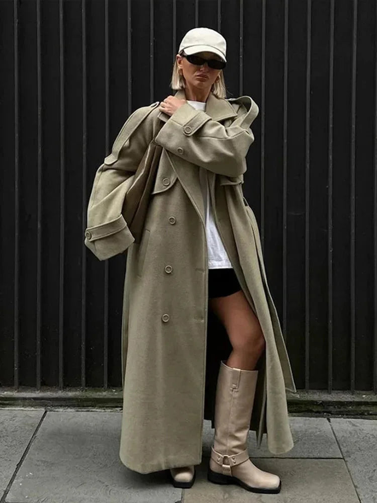Trench coat long oversized femme vert olive avec larges revers, en coton, manches longues.
