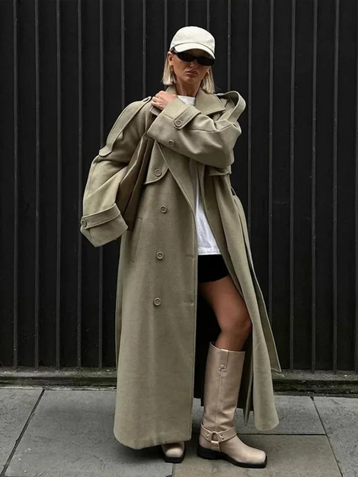 Trench coat long oversized femme vert olive avec larges revers, en coton, manches longues.