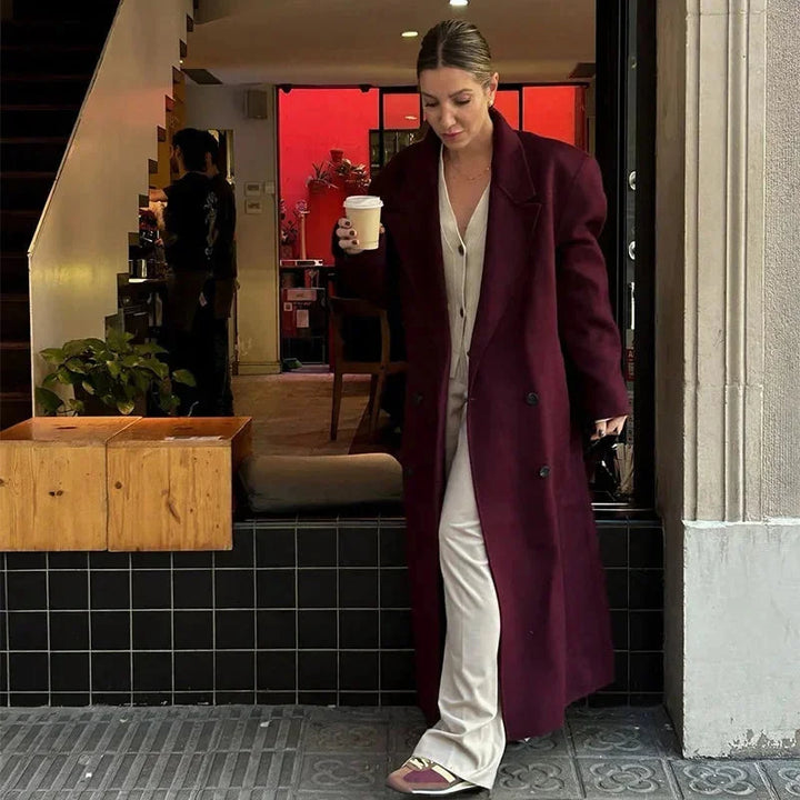 Trench-coat long oversized femme vert olive avec larges revers, en tissu léger et résistant.