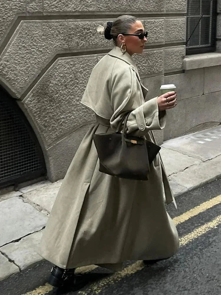 Trench coat long oversized femme vert olive avec larges revers, en tissu léger et respirant.