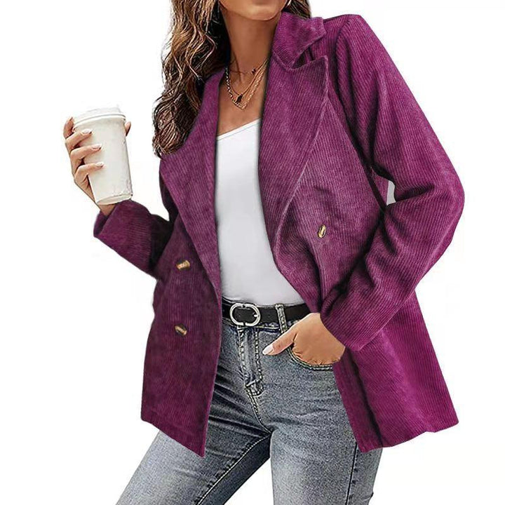 Giacca donna viola a coste, doppio petto, indossata con jeans e top bianco. Moda autunnale, casual chic, tendenze abbigliamento femminile.