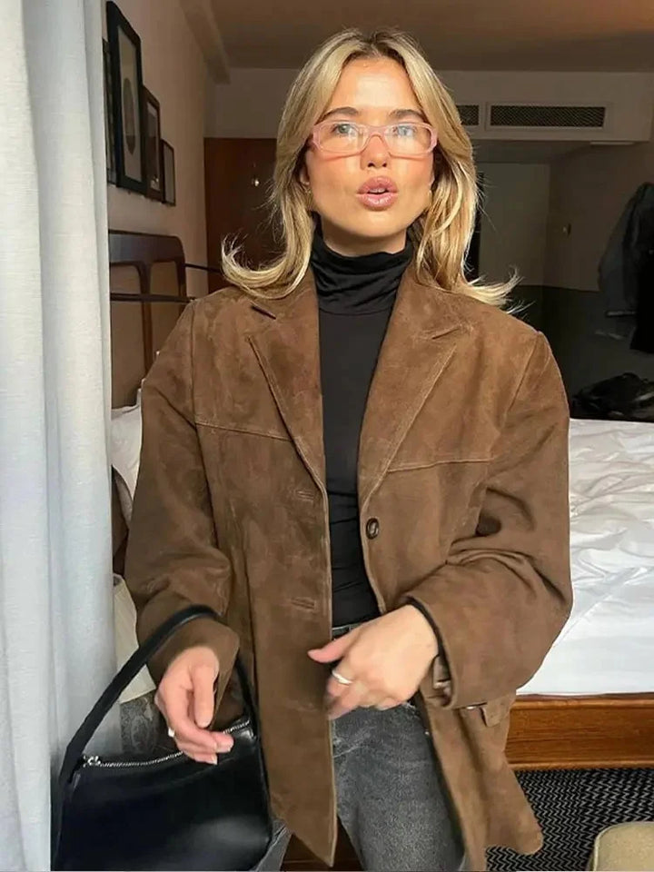 Manteau blazer oversize en daim marron pour femme, avec un design classique et des poches pratiques.