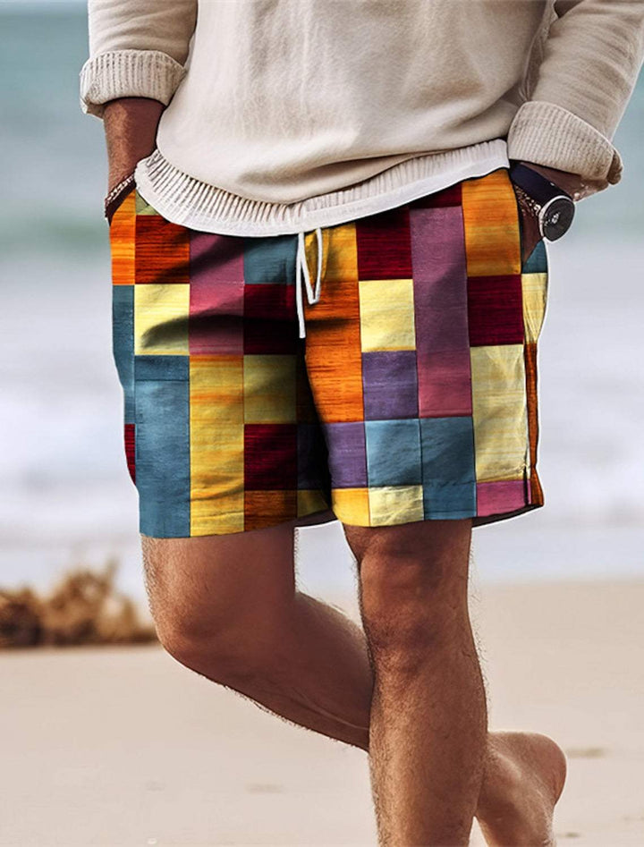 Pantaloncini da uomo a quadri colorati, stile casual estivo, indossati su spiaggia. Tessuto leggero, ideale per moda mare e vacanze.