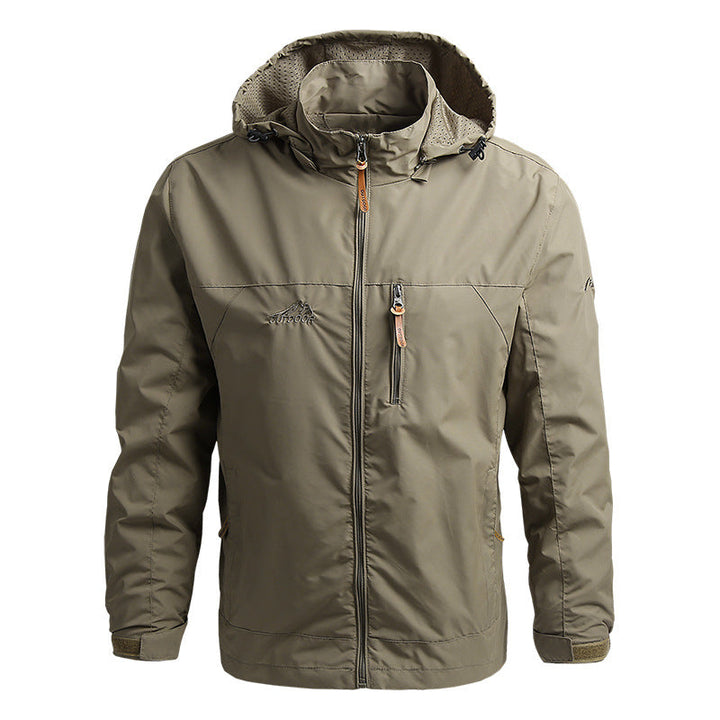 Giacca impermeabile da uomo color kaki con cappuccio, cerniera frontale e tasca sul petto. Ideale per escursioni e attività outdoor.