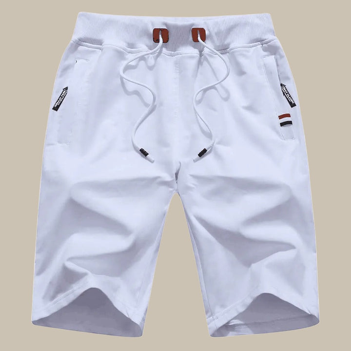 Pantaloncini bianchi da uomo, casual, con coulisse, tasche laterali, dettagli rossi e neri. Ideali per l'estate e lo sport.