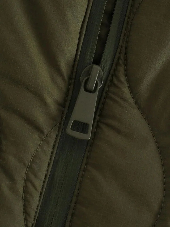Veste ample matelassée femme vert olive avec poches latérales et fermeture éclair intégrale.