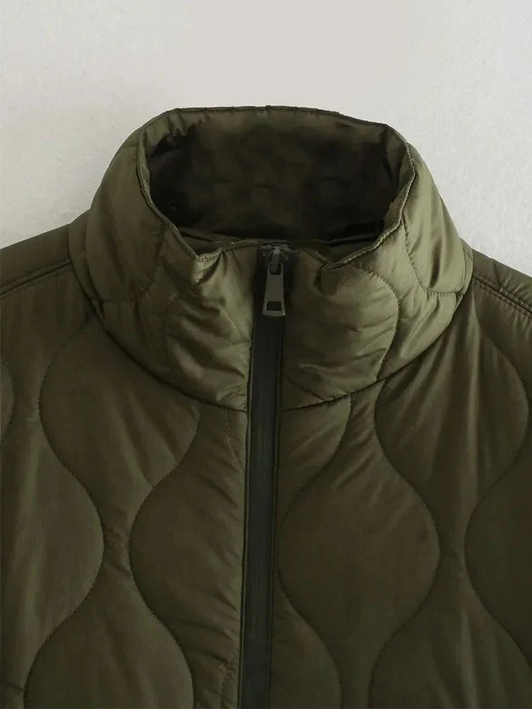 Veste ample matelassée femme en vert olive, avec poches pratiques, idéale pour le quotidien et les loisirs.