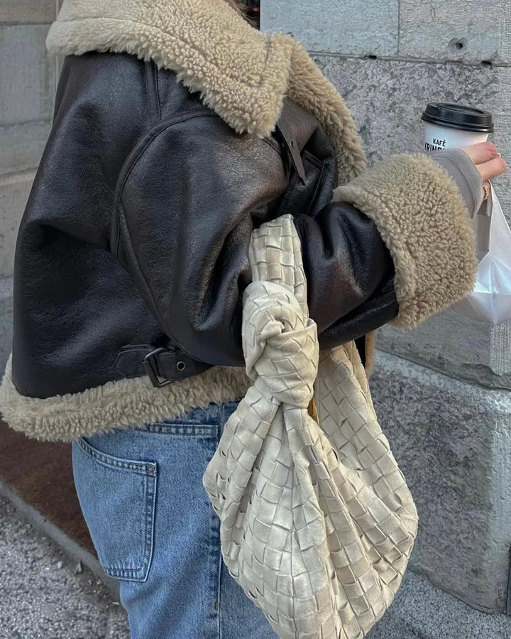 Veste aviateur femme en simili cuir marron, avec un col en laine, fermeture éclair et poches zippées sur les côtés.