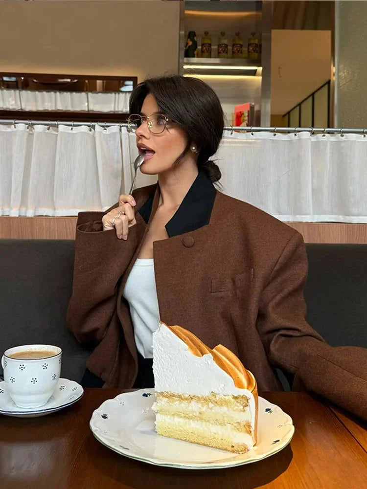 Veste blazer courte marron femme, avec poches, col classique et coupe ajustée.