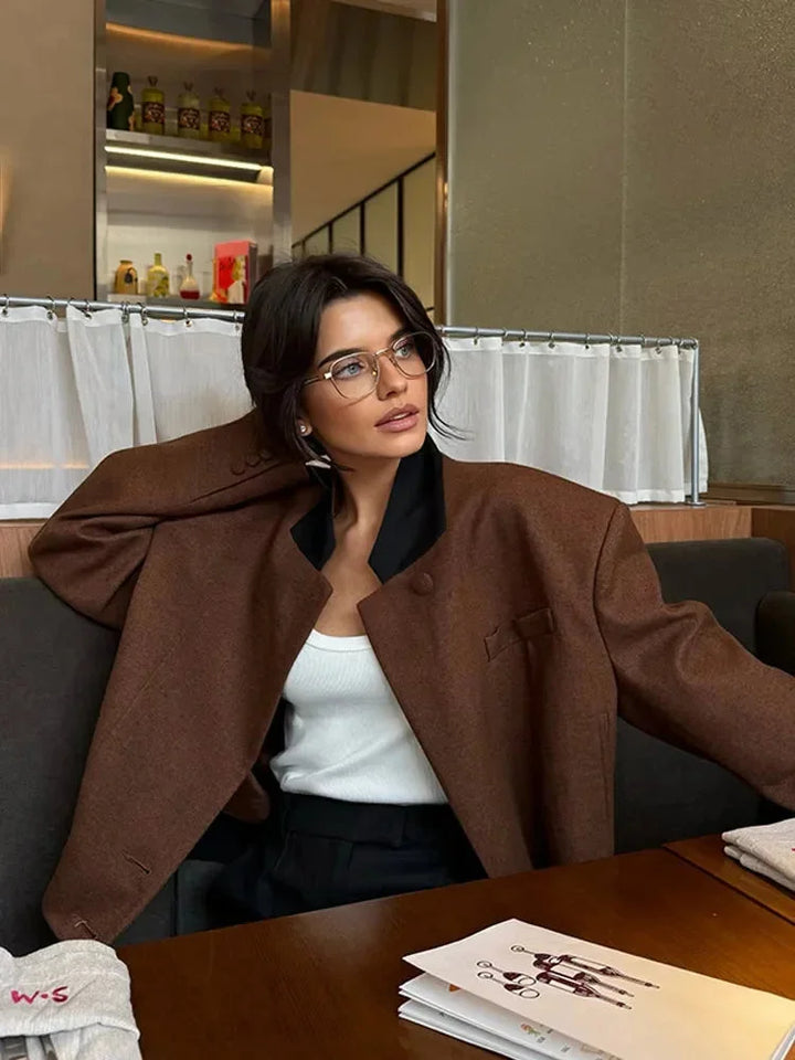 Veste blazer courte marron femme avec poches et col classique en tissu léger.