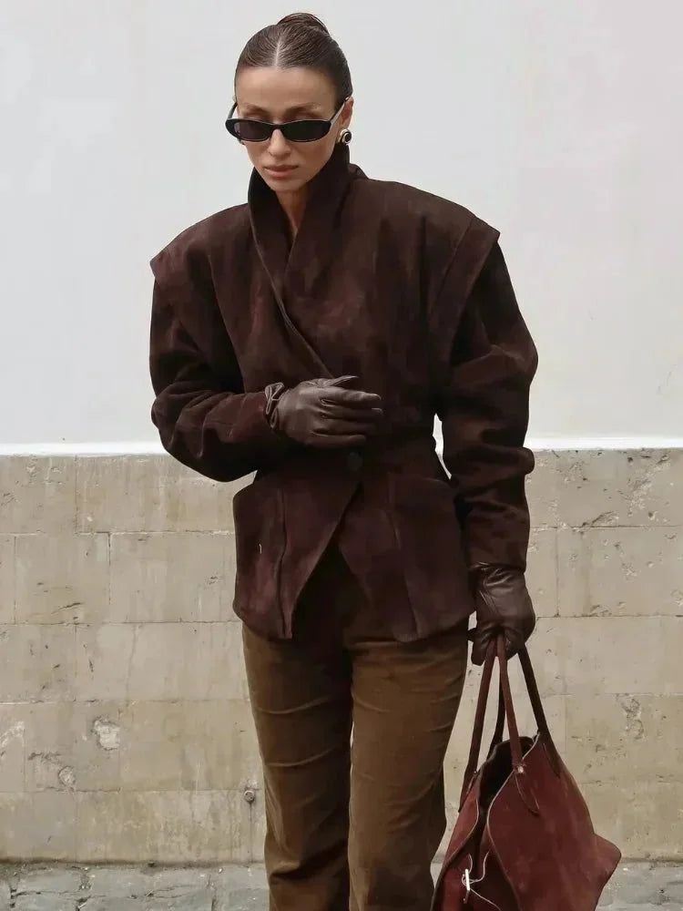 Veste blazer femme en faux daim, coupe élégante avec détails raffinés.
