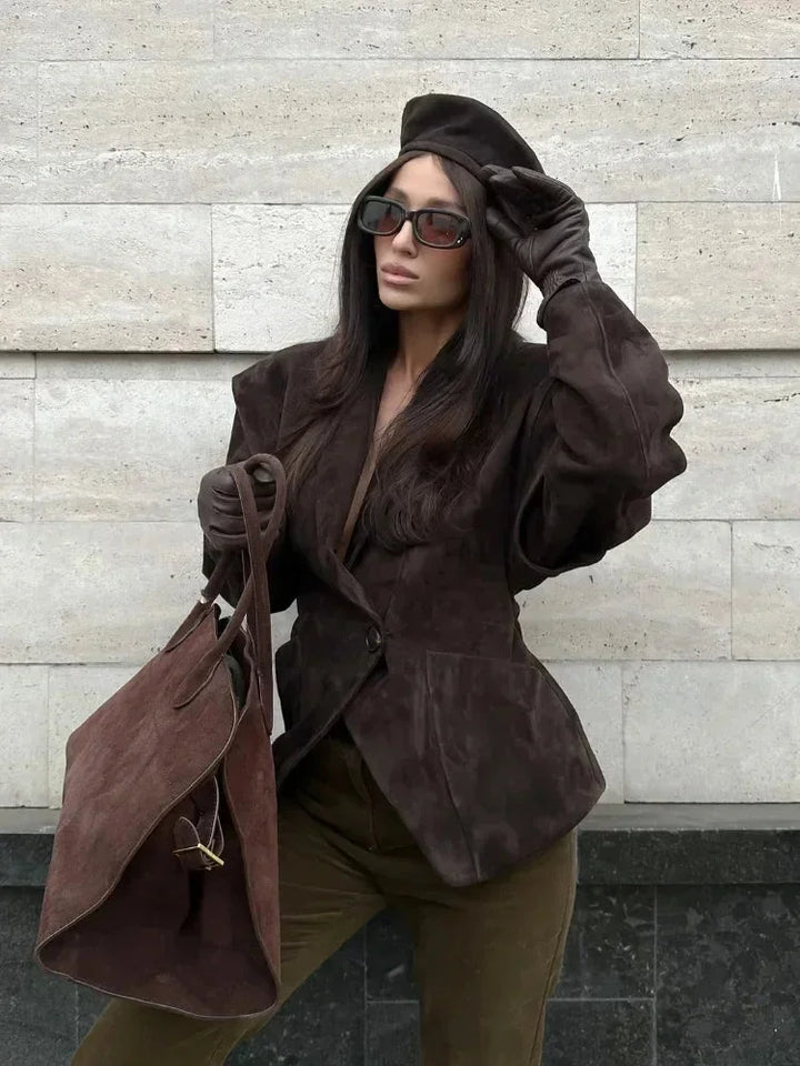 Veste blazer femme beige en faux daim, coupe classique avec coutures délicates.