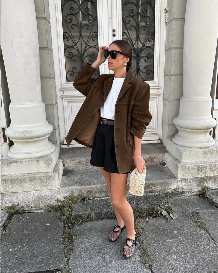 Veste blazer femme en suédine marron avec poches, design intemporel pour des tenues variées.