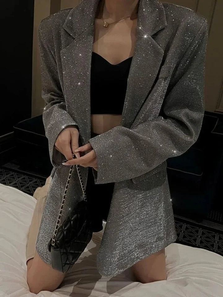 Veste blazer femme noire pailletée, taillée, avec des détails élégants pour des occasions spéciales.