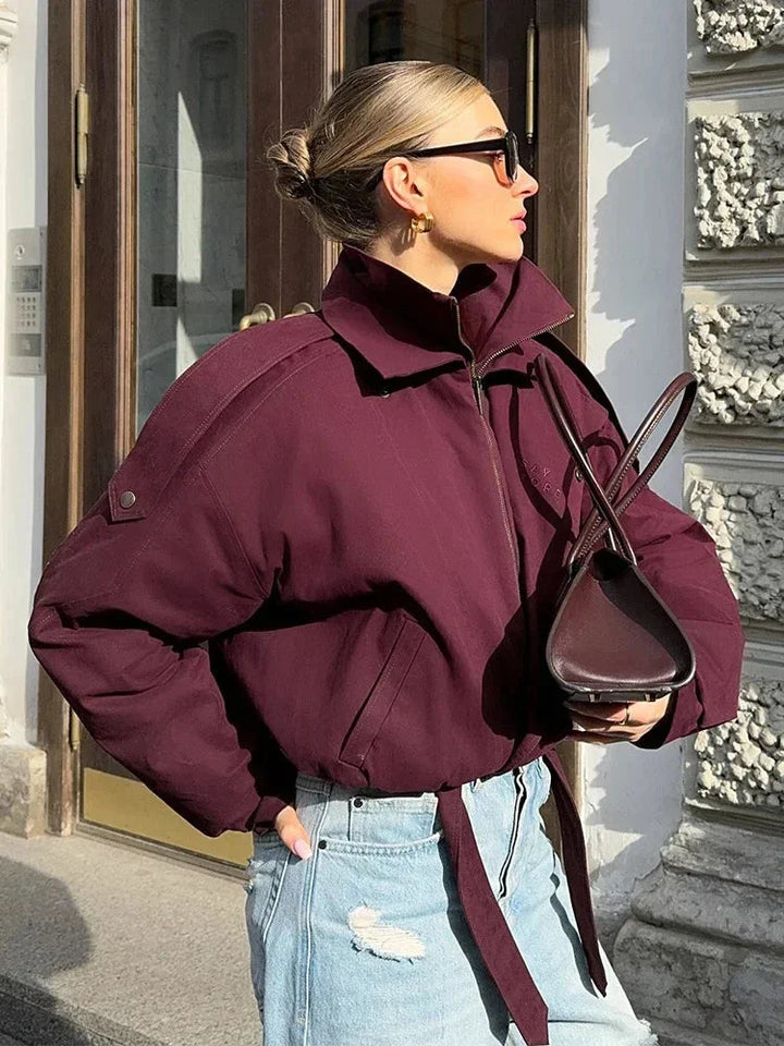 Veste bomber bordeaux femme avec col montant et poches, en matériau doux et résistant.