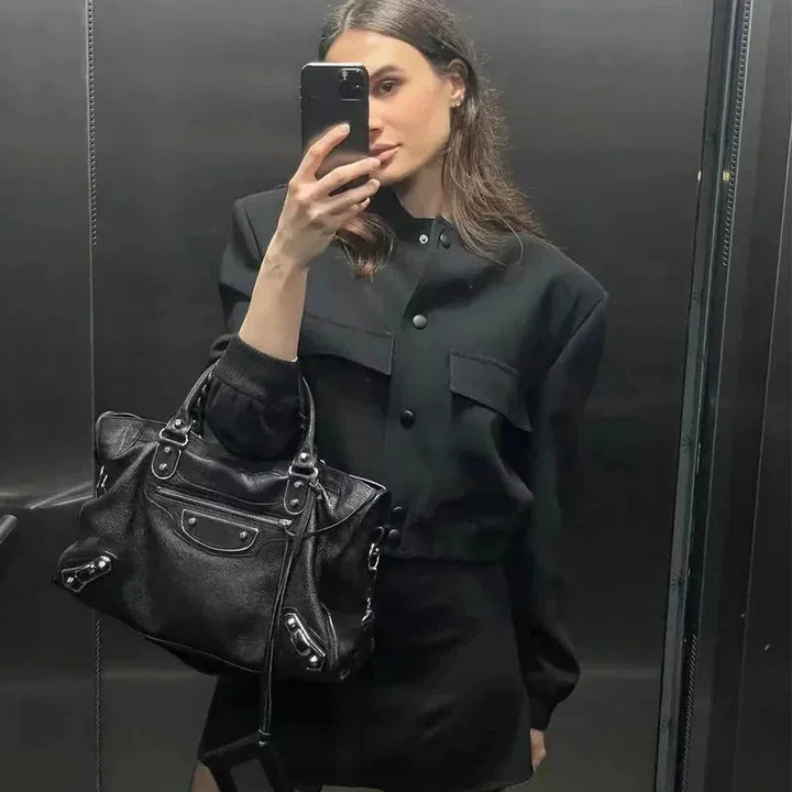 Veste bomber femme beige en matériau résistant, avec poches frontales et coupe décontractée.