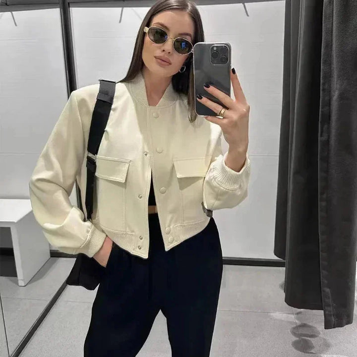 Veste bomber femme noire en matériau léger, avec poches frontales et coupe décontractée pour un usage quotidien.
