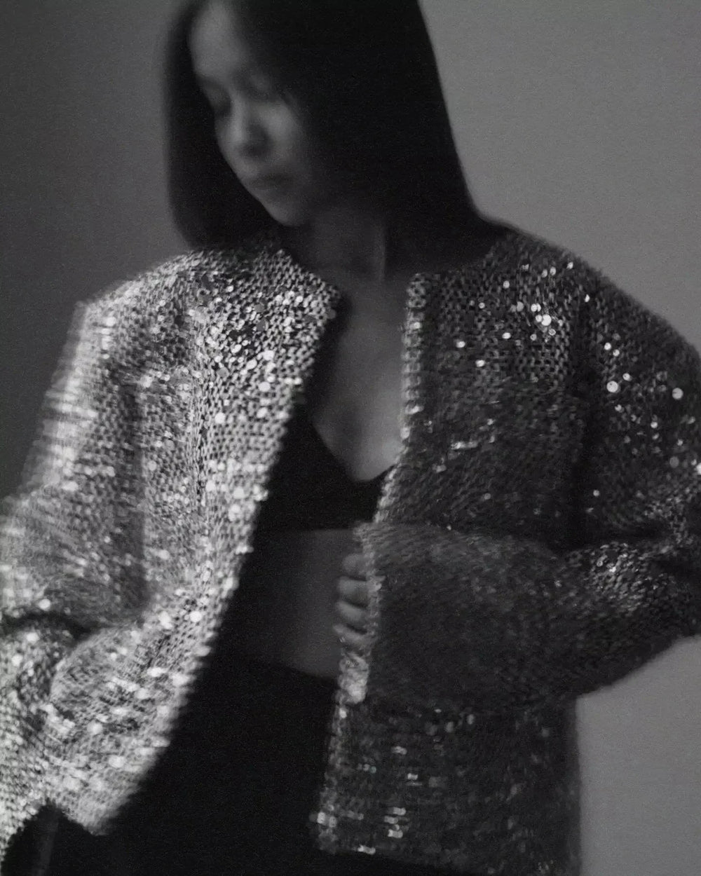 Veste bomber femme argentée avec sequins, légère, fermeture éclair intégrale et poches latérales.
