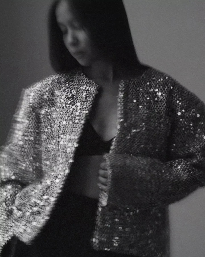 Veste bomber femme argentée avec sequins, légère, fermeture éclair intégrale et poches latérales.