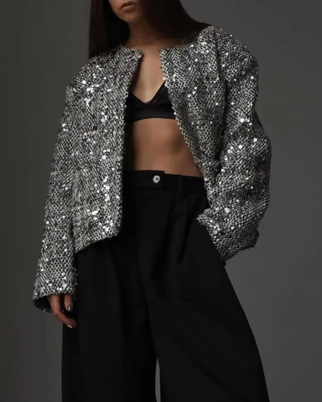 Veste bomber femme argentée avec sequins, coupe sportive, en polyester léger, avec des poignets élastiques.