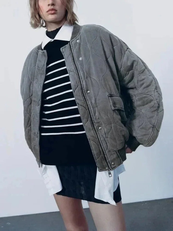 Veste bomber femme oversize matelassée noire avec boutons-pression, idéale pour des tenues décontractées.
