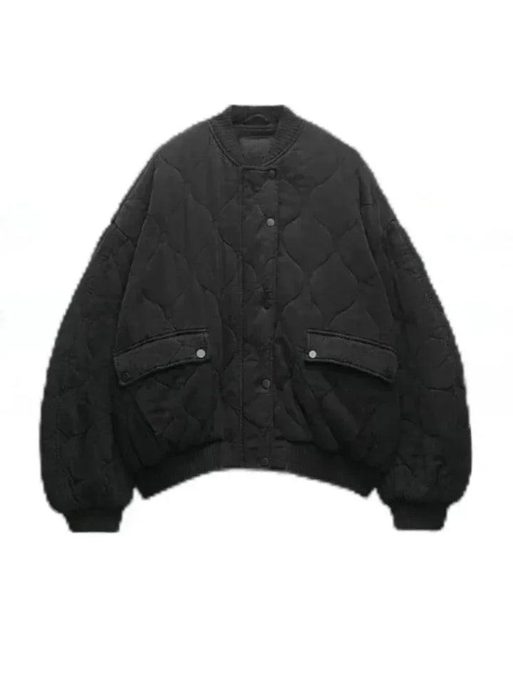 Veste bomber femme oversize matelassée gris avec boutons-pression et poches latérales.