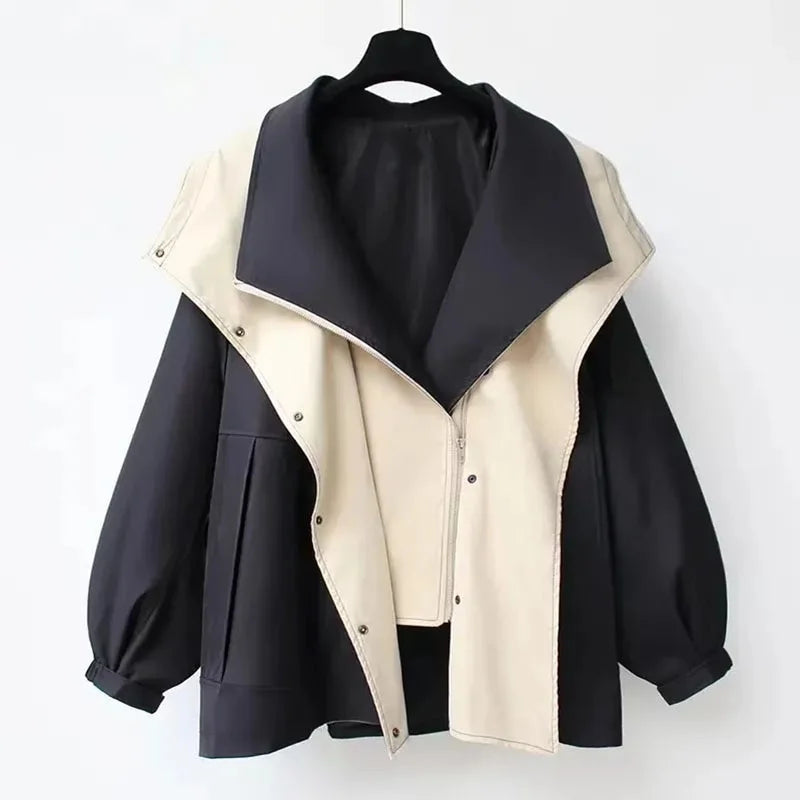 Veste coupe-vent blanche pour femme, avec capuche amovible, en tissu léger et résistant à l'eau.