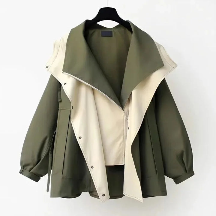 Veste coupe-vent blanche pour femme, avec capuche amovible et poches latérales.