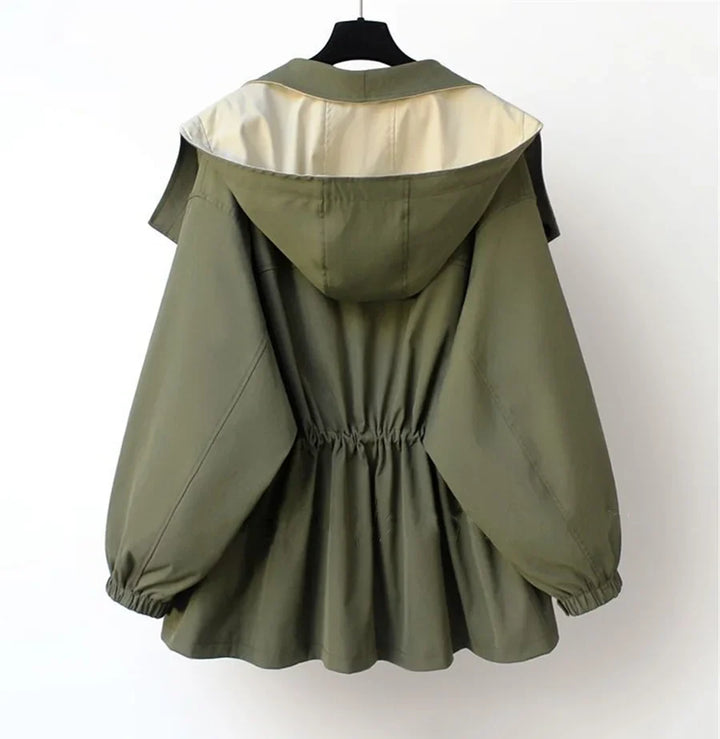 Veste coupe-vent blanche pour femme, avec capuche amovible, en matériau léger et déperlant.
