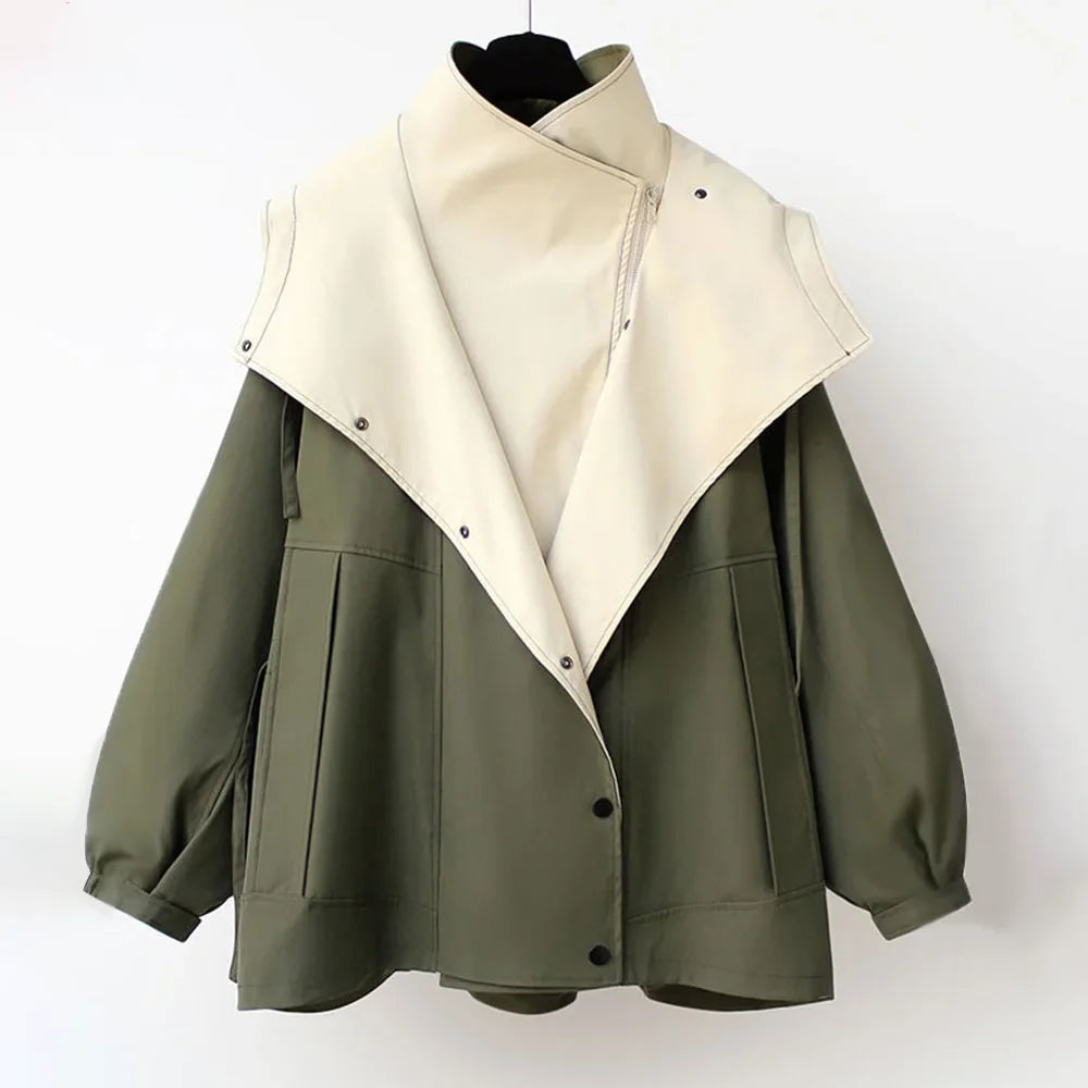 Veste coupe-vent noire pour femme, avec capuche amovible, poches pratiques et design sportif.