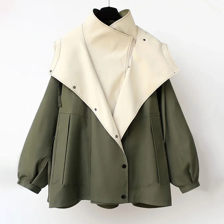 Veste coupe-vent noire pour femme, avec capuche amovible, poches pratiques et design sportif.