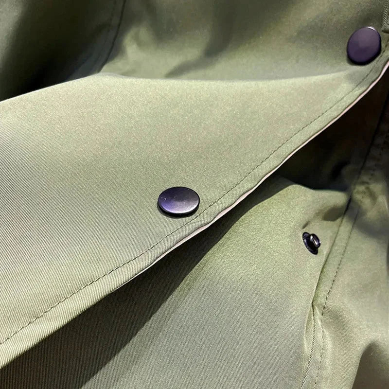 Veste coupe-vent femme verte, légère, avec capuche amovible et imperméable, adaptée aux activités en extérieur.