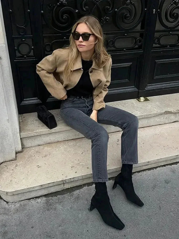 Veste courte femme en daim camel avec poches avant et coupe classique.