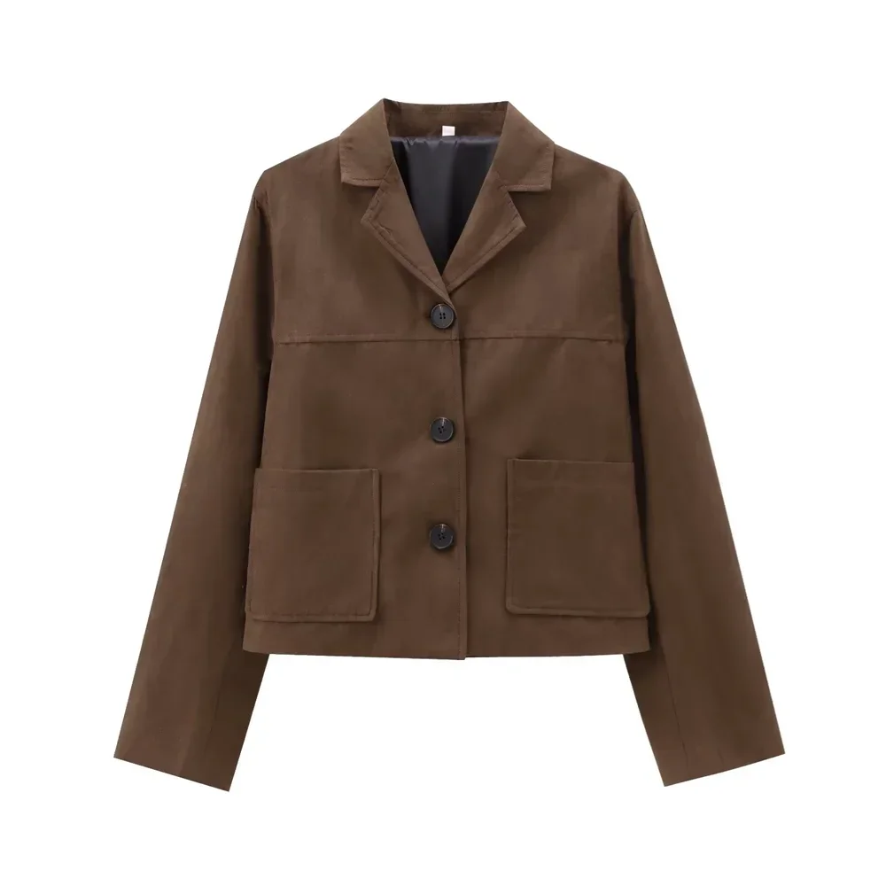 Blazer court femme en daim marron avec coupe classique et détails raffinés.