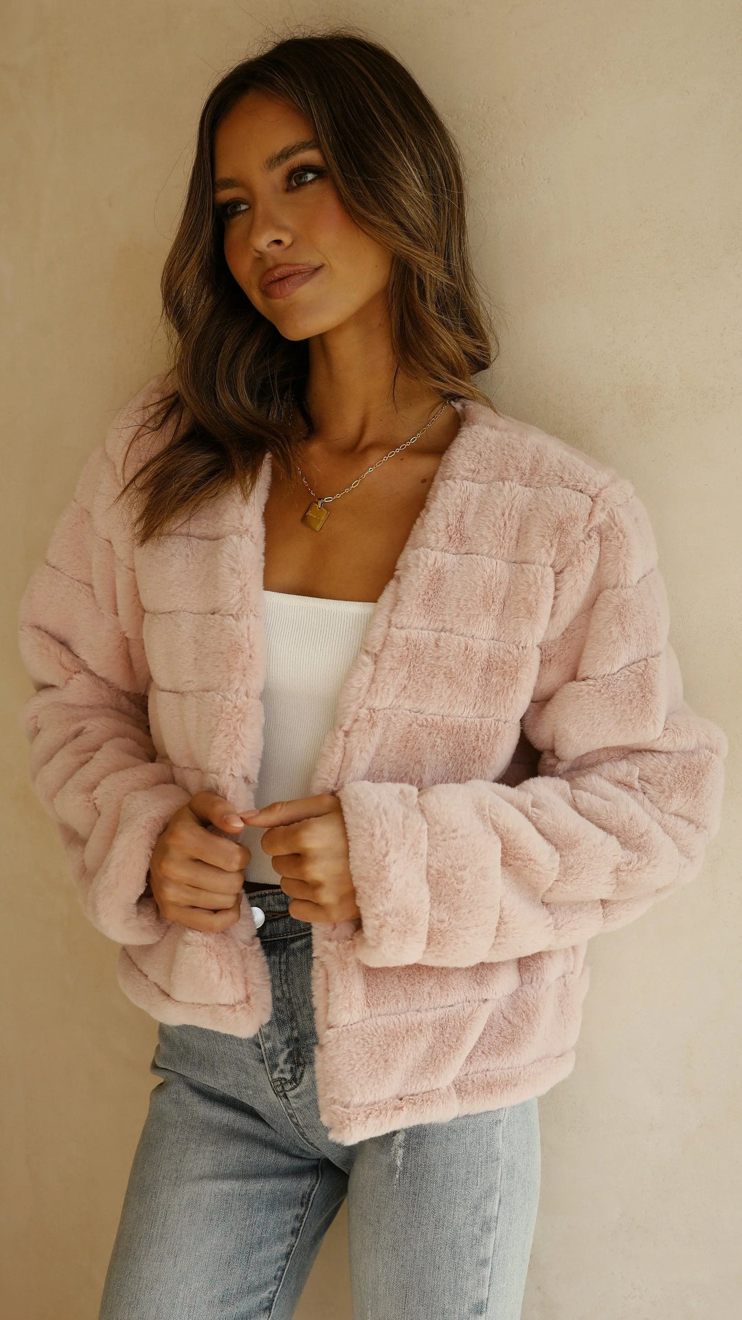 Veste courte femme en fausse fourrure avec col ouvert, parfaite pour des occasions décontractées.