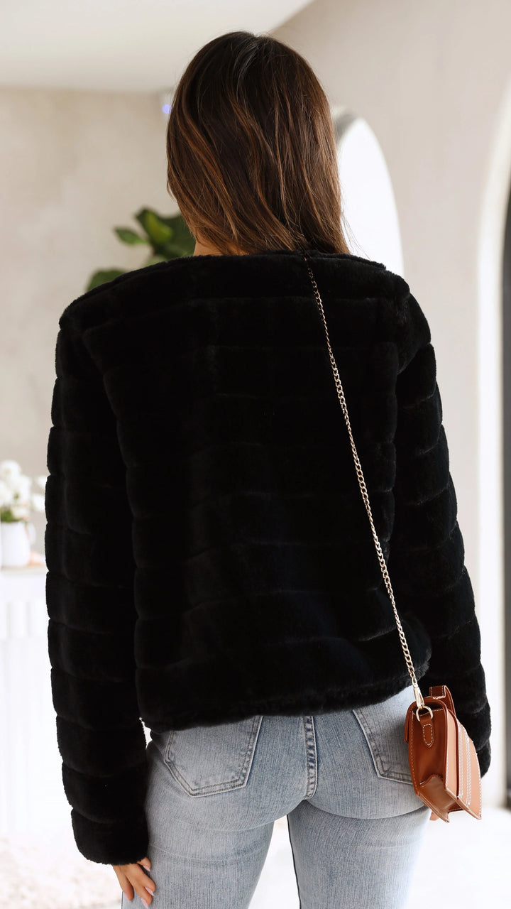 Veste courte femme en fausse fourrure grise avec col ouvert, parfaite pour les saisons intermédiaires.