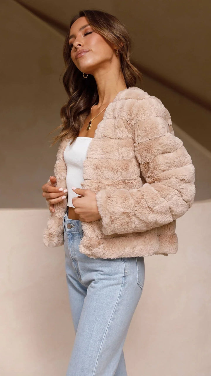 Veste courte femme en fausse fourrure, col ouvert, design moderne pour un style décontracté.
