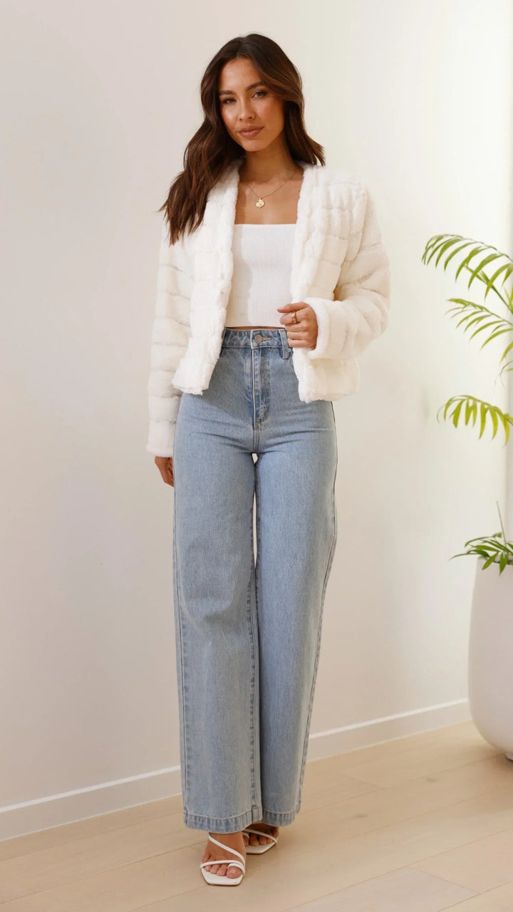 Veste courte femme en fausse fourrure blanche, col ouvert et design moderne pour des occasions décontractées.